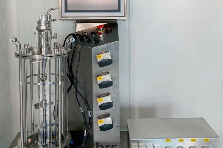 Autoclavable bioreactor 10 L with a gas mixing station